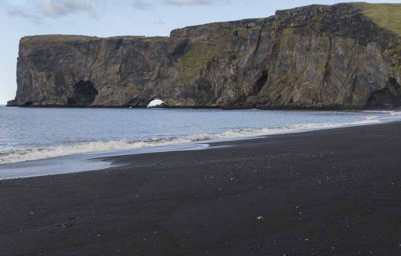 Islandia 123 - reserva natural de Dyrholaey - acantilados de Dyrholaey y playa de Kirkjufjara.jpg